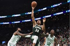 Giannis Antetokounmpo Bawa Bucks Menang di TD Garden