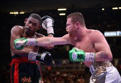 Canelo Alvarez Menang Angka atas Danny Jacobs