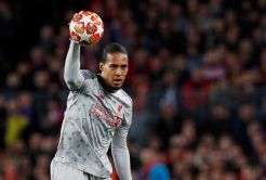 Van Dijk Diragukan Tampil Saat Liverpool Menjamu Barcelona