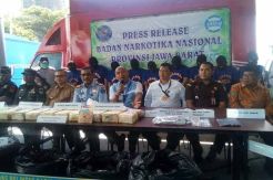 2 Pengedar Sembunyikan 70 Kg Ganja dalam Ban Mobil