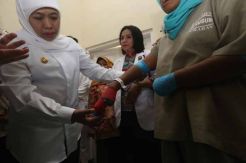 Khofifah Kunjungi Wiji di RSJ Menur