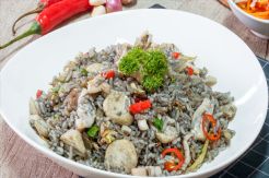 Yuk, Santap Sahur dengan Gurihnya Nasi Goreng Hitam Ini!