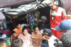 Sudinsos Jakut Kirim Makanan untuk Korban Kebakaran Kampung Bandan
