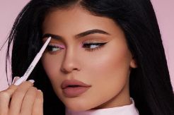 Kembangkan Bisnis, Kylie Jenner Kenalkan Produk Perawatan Kulit
