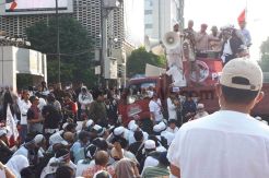 Massa Pendemo Terus Berdatangan ke Gedung Bawaslu