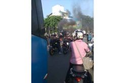 Ada Pembakaran Ban dan Bendera, Arus Lalin Sekitar Tuprok Tersendat