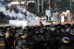 Aparat dan Massa Bentrok, Tanah Abang Lumpuh