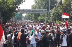 Ribuan Pendemo Bersorban dan Pakaian Putih Geruduk Kantor Bawaslu