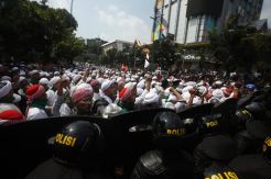 Dihadang Mendekati Gedung Bawaslu, Massa Merangsek ke Depan Polisi