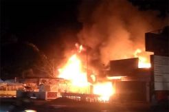 Massa-Aparat Bentrok di Petamburan, Asrama Brimob Terbakar