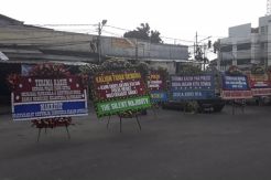Karangan Bunga Apresiasi Polisi Penuhi Asrama Brimob Petamburan