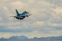Simulasi Pertempuran, AS Terbangkan F-16 yang Dicat Mirip Su-57 Rusia