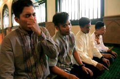 Apa Hukum Bersin dan...