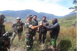 Serahkan Senjata, Ajudan Tokoh OPM Goliat Tabuni Kembali ke Pangkuan NKRI