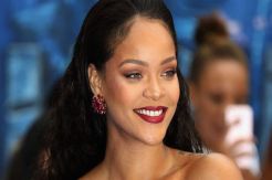 Sukses Berbisnis, Rihanna...