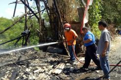 Ditinggal Keliling, Rumah Penjaja Bakso di Tulungagung Ludes Terbakar