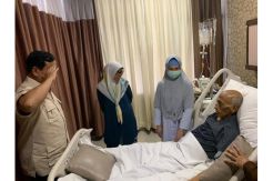 Prabowo Jenguk Mantan KSAD Jenderal Purn George Toisutta di RSPAD