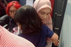 Bawa Dua Anaknya, Mulan...