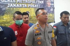 Keluarkan Pistol di...