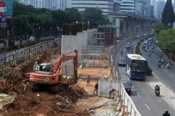 Bangun Pondasi LRT, Jalan Sebelah Waduk Setiabudi Ditutup