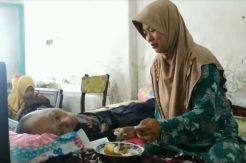 Membujang Selama 53 Tahun, Kakek Lumpuh Ini Akhirnya Bertemu Jodoh dan Menikah