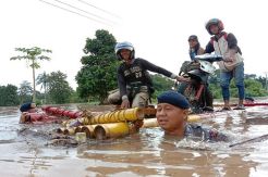 Banjir Terjang Morowali Utara, Warga Terpaksa Dievakuasi Gunakan Rakit