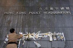Demonstran Bubar setelah Lempar Telur ke Markas Polisi Hong Kong