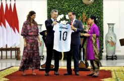 Jokowi Dapat Jersey Lionel Messi dari Presiden Argentina