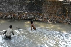 Razia Orang Gila, Petugas Satpol PP Kendal Sampai Terjun ke Sungai