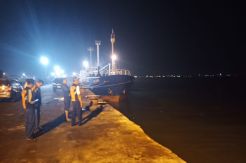 2 Kapal Patroli Syahbandar Gresik Evakuasi 16 ABK Tirta Amarta yang Tenggelam
