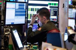 Wall Street Tenggelam Saat Harapan Fed Turunkan Suku Bunga Memudar
