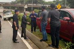 Raja Malaysia Hentikan Mobilnya untuk Menolong Korban Kecelakaan