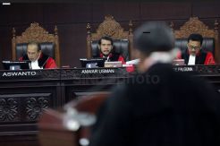 Hakim MK Tolak Seluruh...