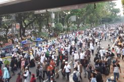 Tinggalkan Jalan Medan Merdeka Barat, Massa Aksi Bubarkan Diri dengan Tertib