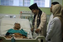 Anies Jamin Semua Biaya Pengobatan Petugas PPSU Korban Kecelakaan