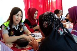 Dokter-Dokter Cantik Layani Pemasangan Alat Kontrasepsi Gratis