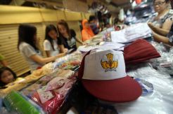 Menjelang Tahun Ajaran Baru, Toko Seragam Sekolah Diserbu Pembeli