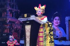 Bupati Mas Sumatri Hibur Rakyat Perankan Mantri dalam Pentas Seni Arja