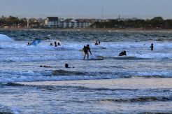 Gelombang Pasang Pantai Kuta Terjang Hingga Trotoar Jalan Raya