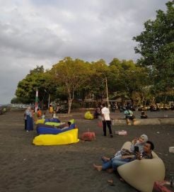 Tak Ada Pemisahan Pria Wanita di Pantai Santen Banyuwangi
