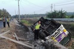 Diduga Sopir Mengantuk, Minibus dan Truk Pengangkut Tebu Terbalik