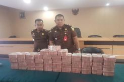 Kejari Pontianak Perlihatkan Uang Sitaan Korupsi Sebanyak Rp4 Miliar