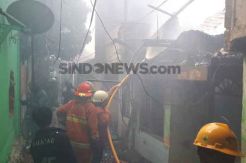 Kebakaran di Bali Matraman, Petugas Damkar Sulit Dapatkan Sumber Air