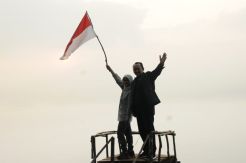 Bupati Lebak Kibarkan Merah Putih di Negeri Atas Awan