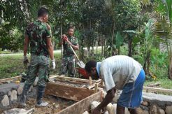 Warga Bantu TNI Bangun MCK Umum di Timika Papua