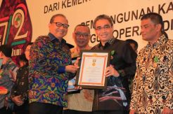 Wakil Wali Kota Banjarbaru Menerima Penghargaan Bhakti Koperasi 2019