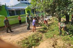 Cegah DBD, Puluhan Prajurit TNI Kodim 1014/Pbn Bersihkan Lingkungan di Pelosok