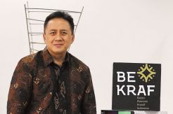 Triawan Munaf Menyusun...