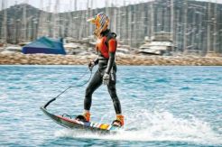 Juara Jet-Skiing Prancis Beraksi di Atas Flyboard