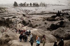 Masyarakat Tengger Serakan Hasil Bumi di Puncak Yadnya Kasada